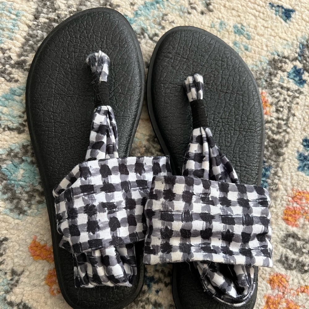 Barely worn sanuk sandals